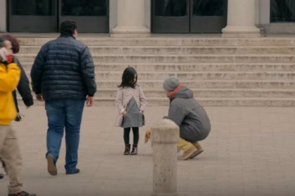 DETE OD 6 GODINA STAJALO NA ULICI: Ono što se desilo, kamere su zabeležile, nećete verovati svojim očima! (VIDEO)