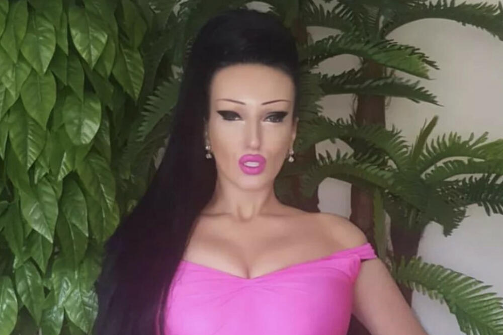 TVRDI DA JE ČOLINA ROĐAKA, A OVAJ MUŠKARAC JOJ JE SLAO EROTSKE PORUKE: Ljudi, ovo je čuvena IVANA SIRENA! (FOTO)