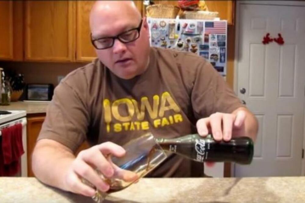 OTVORIO JE KOKA KOLU STARU TAČNO 33 GODINE I POPIO GUTLJAJ: Nećete verovati šta se desilo (VIDEO)