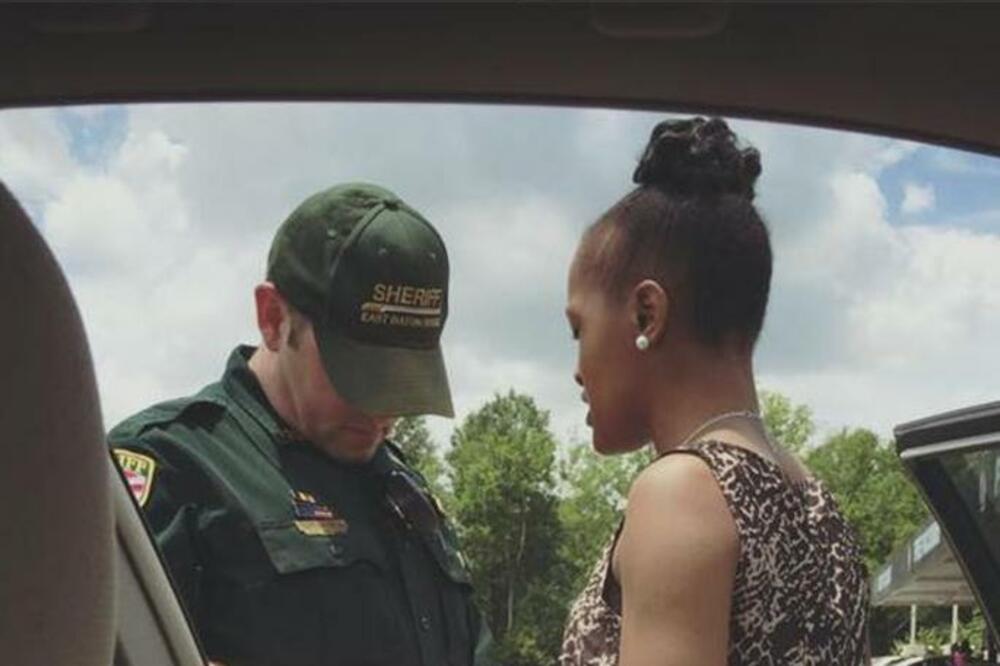 SLIKA POLICAJCA ZBOG KOJE JE CEO SVET OSTAO NEM: Pogledajte jedan detalj i odmah ćete ragovati, da li je moguće?