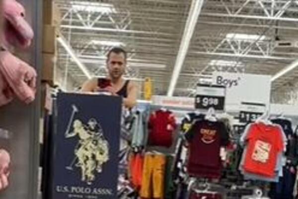 SNIMILA ČOVEKA KOJI JE PRATIO NJU I NJENU ĆERKU, PA SAZNALA NEŠTO ZASTRAŠUJUĆE: Jezivije od ovoga NE MOŽE! (VIDEO)