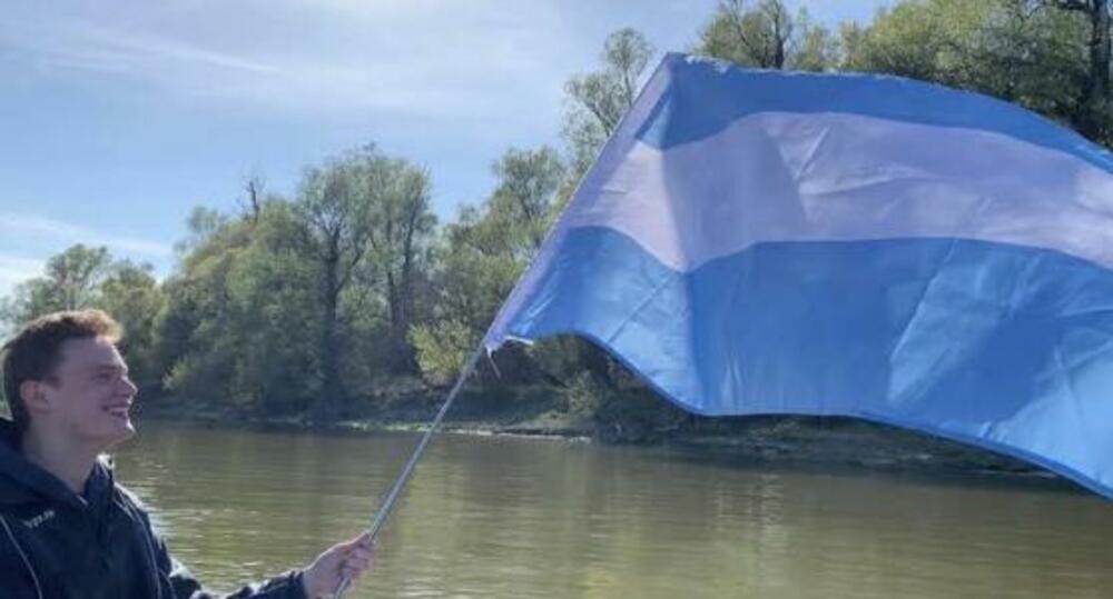 Danijel Džekson drži zastavu Verdisa