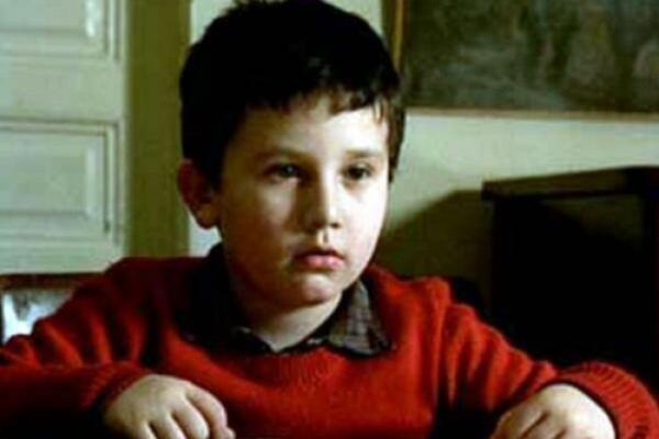 OVAKO DANAS IZGLEDA DEČAK IZ FILMA "OTAC NA SLUŽBENOM PUTU": Veći šok od ovog NE POSTOJI (FOTO)