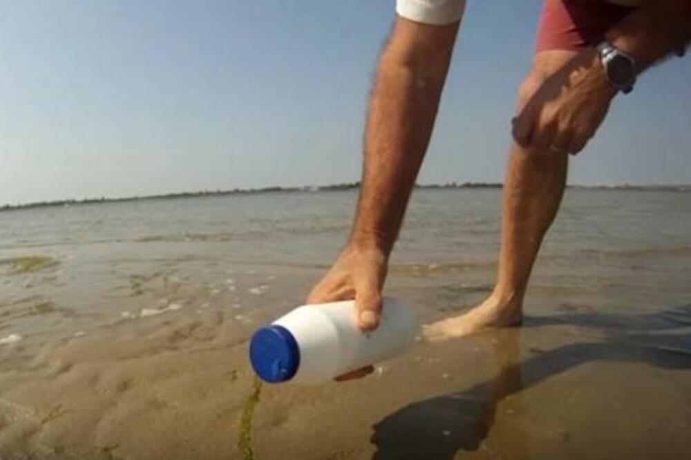 SIPAO JE SO NA OBALU MORA A ONDA JE IZ ZEMLJE POČELO OVO DA SE MIGOLJI: Video koji nije za svačije oči!