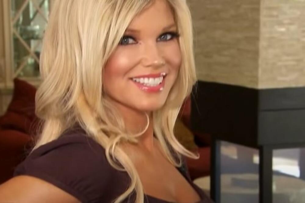 IMA 54 GODINE I IZGLEDA KAO AVION! Bila je najpoznatija ČUVARKA PLAŽE, a sada će vam OTPASTI VILICE (FOTO)