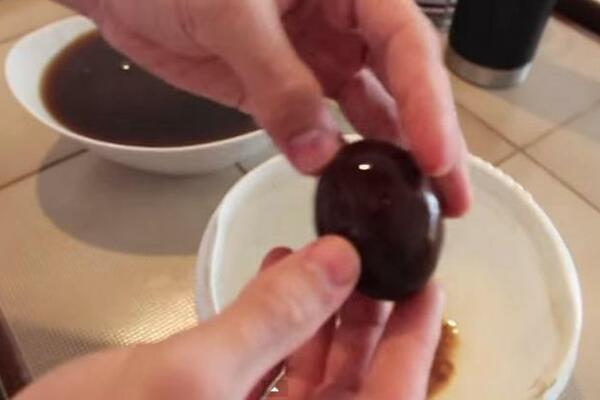 DRŽAO JE JAJE U KOKA KOLI GODINU DANA: Kada ga je izvadio napolje, ŠOKIRAO SE OD PRIZORA (VIDEO)