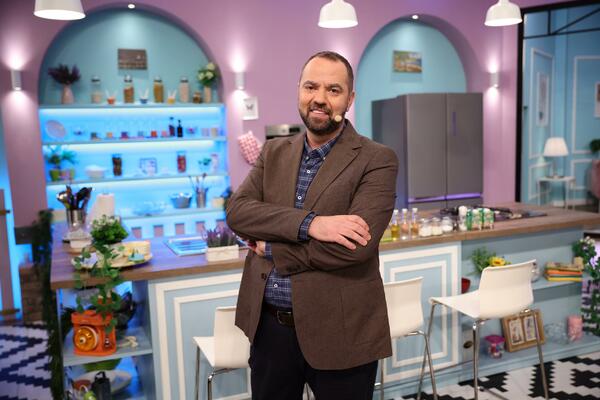 LUDA ATMOSFERA NA SNIMANJU MAJKI I SNAJKI: Kuvar Raša zamenio varjaču mikrofonom, pa zapevao čuveni narodnjak!