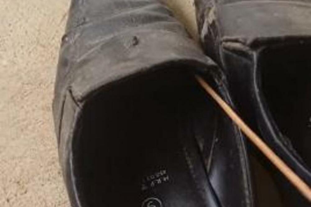 ČUO JE NEKI JAKO ČUDAN ZVUK U CIPELI: Čačnuo ju je štapom, a iz nje je IZAŠAO HOROR (VIDEO)