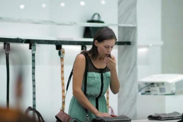 KUPILA JE NAJSKUPLJU TORBU NA SVETU: Otvorila ju je i kada je videla šta je unutra - ŠOK NAD ŠOKOVIMA! (VIDEO)