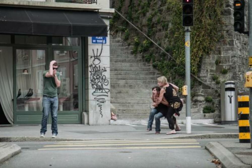 SLUŠAO JE MUZIKU I PRELAZIO ULICU: Ono što se desilo sledeće sekunde ostaviće vas u totalnom šoku (VIDEO)