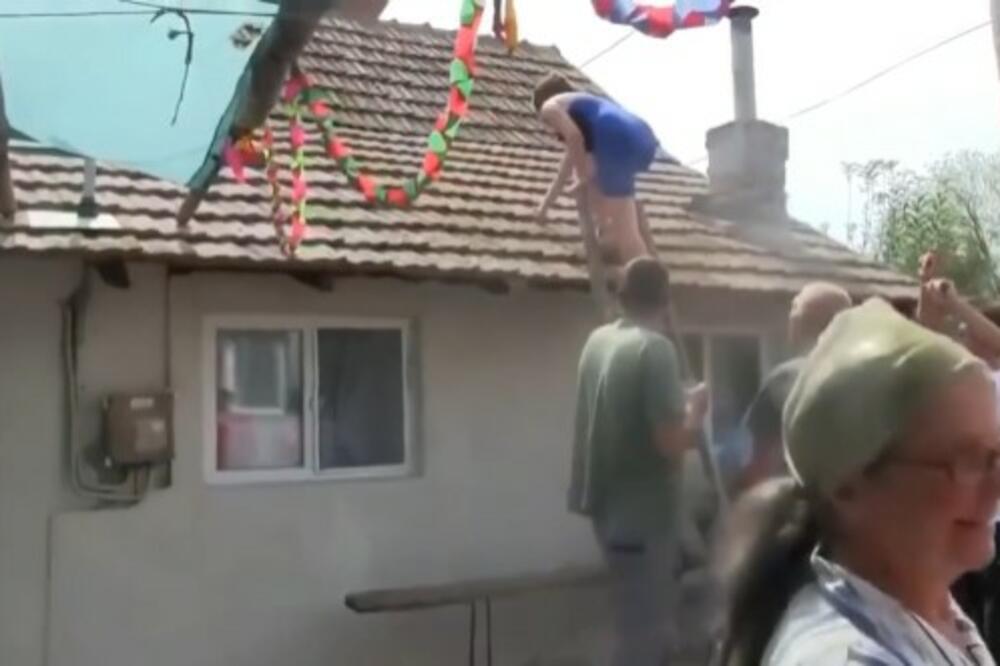 KUMA LOMILA NA KROVU, POMAHNITALA SKROZ! Šok snimak sa srpske svadbe, ŠTA TO RADIŠ SESTRO SLATKA? (VIDEO)