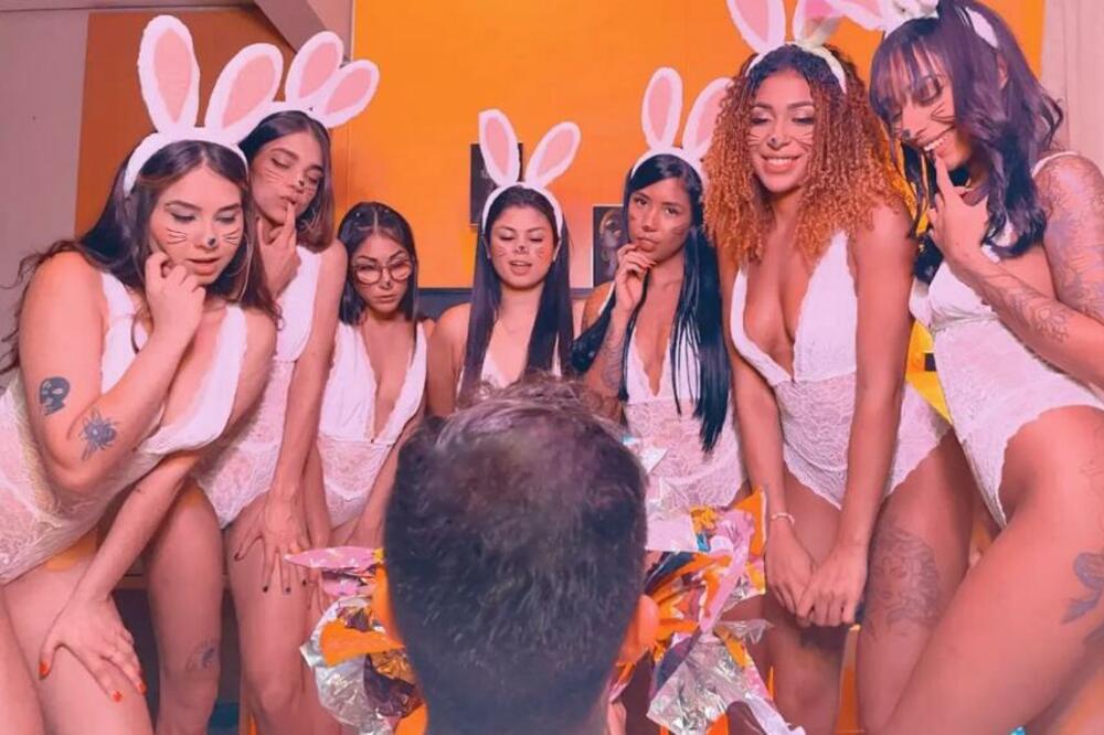 OVAJ ČOVEK IMA 8 ŽENA, I SVAKOJ MORA DA URADI OVU STVAR: Zajedničke slike će vas ZAKUCATI ZA POD (FOTO)