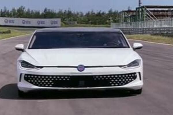 NIJE OPTIČKA VARKA, ZAISTA TAKO IZGLEDA: Ovo je najširi automobil na SVETU, mašina kakvu niste VIDELI! (VIDEO)