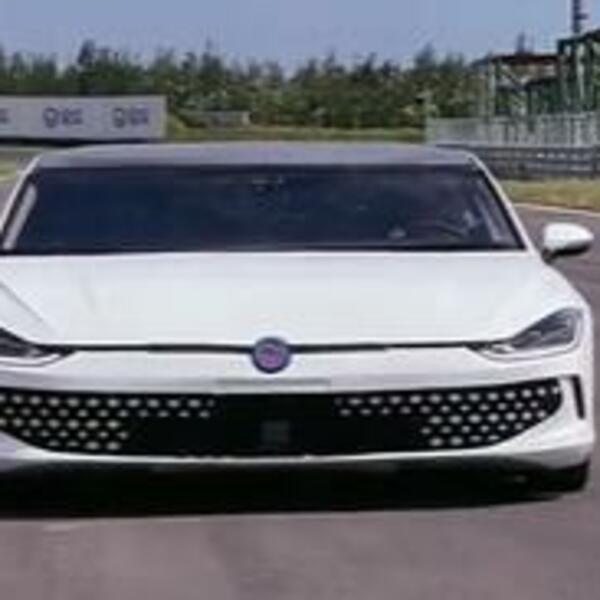 NIJE OPTIČKA VARKA, ZAISTA TAKO IZGLEDA: Ovo je najširi automobil na SVETU, mašina kakvu niste VIDELI! (VIDEO)