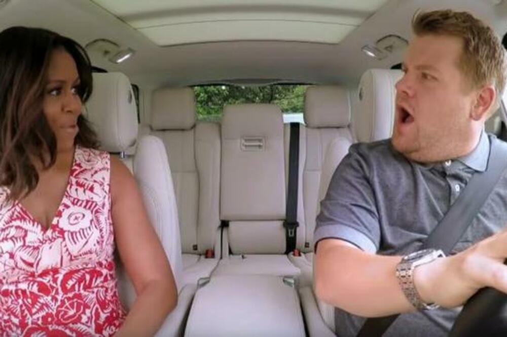 SEDEO JE U KOLIMA, KADA JE OBAMINA ŽENA UŠLA UNUTRA: Nije znao šta da kaže, a onda je usledio PREOKRET (VIDEO)