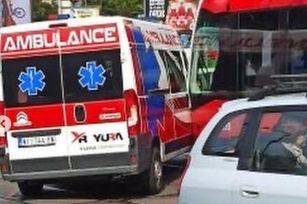 SUDAR NA AUTOKOMANDI! Vozilo Hitne pomoći završilo na šinama