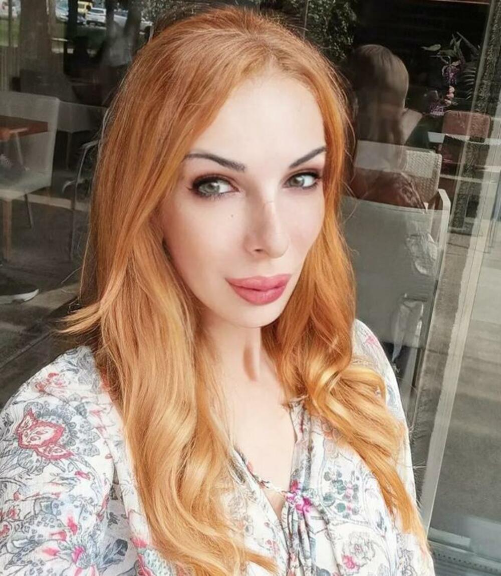 Popularna pevačica i nekadašnja učesnica pomenutog rijalitija, odlučila je da u svoj život uvede malo vedrine, nakon svega što joj se izdešavalo