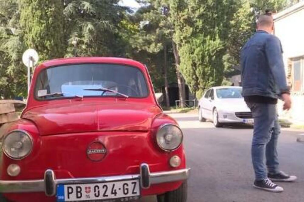 ESTRADA SE HVALI LUKSUZNIM AUTOMOBILIMA A OVAJ PEVAČ VOZI FIĆU: Crveni ljubimac je iz 1976. godine! (FOTO)