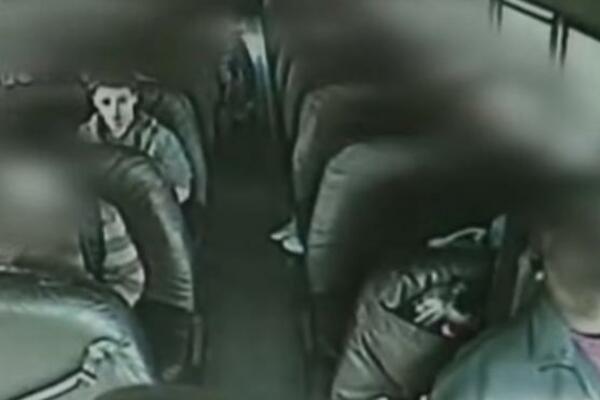 VOZAČ AUTOBUSA PUNOG DECE SE ONESVESTIO ZA VOLANOM: Sekund pred nesreću dečak je ustao a onda SE DESILO OVO (VIDEO)