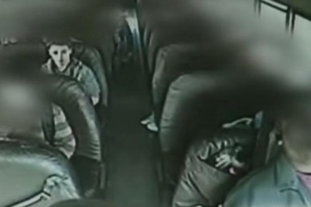 VOZAČ AUTOBUSA PUNOG DECE SE ONESVESTIO ZA VOLANOM: Sekund pred nesreću dečak je ustao a onda SE DESILO OVO (VIDEO)