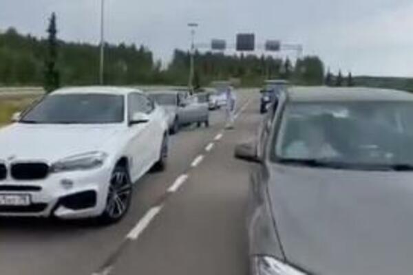 RUSI SE DALI U BEG! Putinov GOVOR podstakao HITNU akciju, GRAĐANI pohrlili ka RUSKO-FINSKOJ granici (VIDEO)