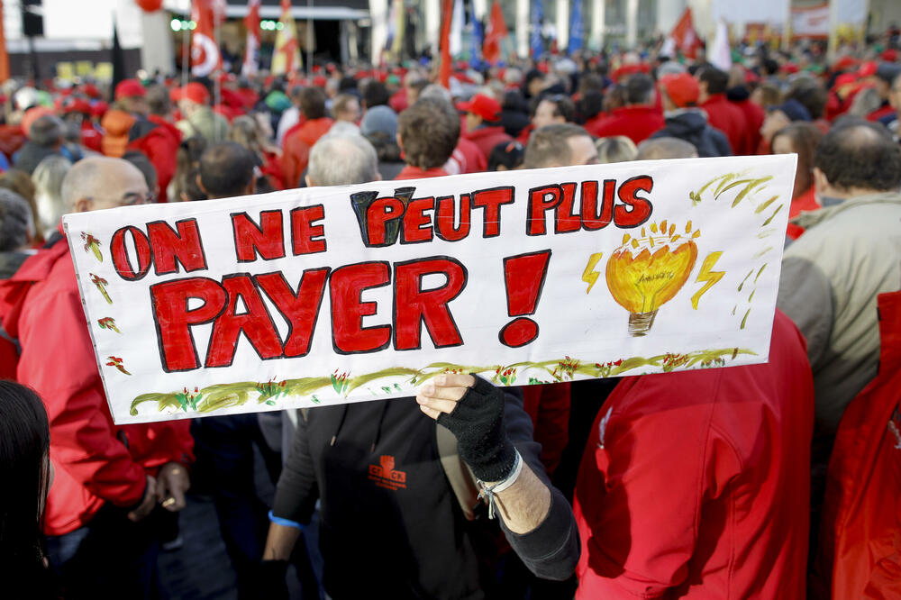 EKONOMSKA KRIZA DIGLA EVROPLJANE NA NOGE: Hiljade GRAĐANA protestuje na ULICAMA zbog VRTOGLAVIH cena! (FOTO)