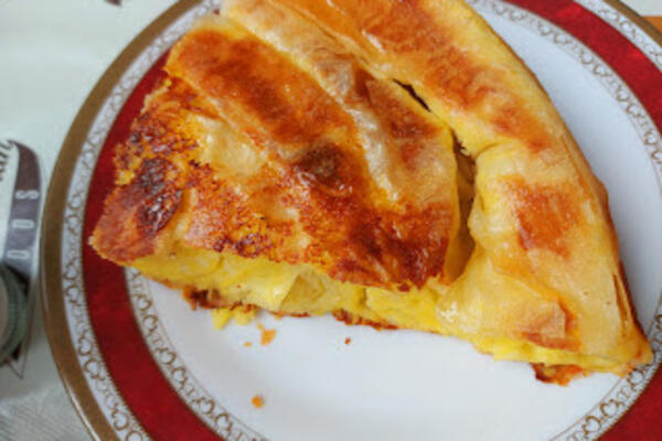 BAKINA RASTRESITA PITA SA SIROM, TOPI SE U USTIMA: Miris je KAO IZ PEKARE, dopašće se celom komšiluku (VIDEO)