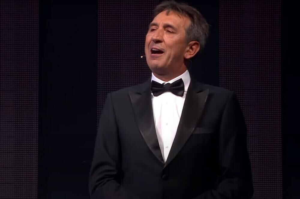 Žika je umesto da prepusti reč žiriju, krenuo priču sa ćerkama koje su bile u podršci