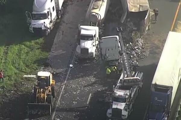 SUDAR KAMIONA NA FLORIDI: Na hiljade RASUTIH limenki piva BLOKIRALE auto-put ! (VIDEO)