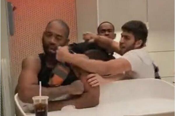 SNIMAK PESNIČENJA MUŠKARCA DO IZNEMOGLOSTI, UDARALI GA KAO DA IM JE POSLEDNJE: Maloletnici, ne gledajte (VIDEO 18+)