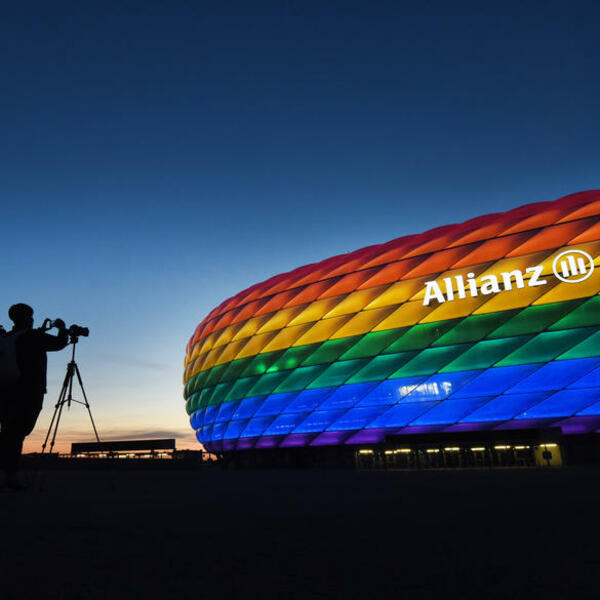 LGBT NAVIJAČ ZAPRETIO KATARCIMA: Imam odnose sa drugim muškarcima, NAVIKNITE SE NA TO ili se ostavite fudbala!