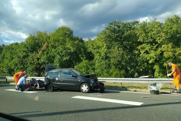 (FOTO SA LICA MESTA) TEŠKA NESREĆA U HRVATSKOJ: Automobil SAV RAZLUPAN, skupljaju se NJEGOVI DELOVI (FOTO)