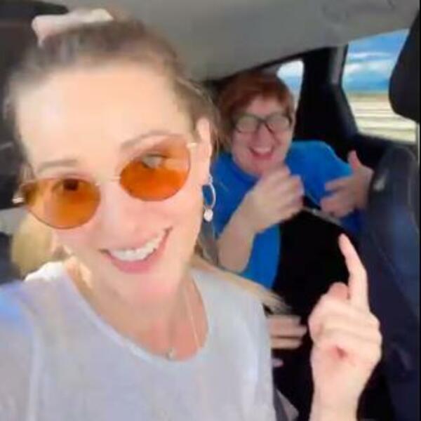 JELENA ĐOKOVIĆ OTKIDA NA OVU STVAR! Ne biste nikada pogodili šta sluša u autu! (VIDEO)