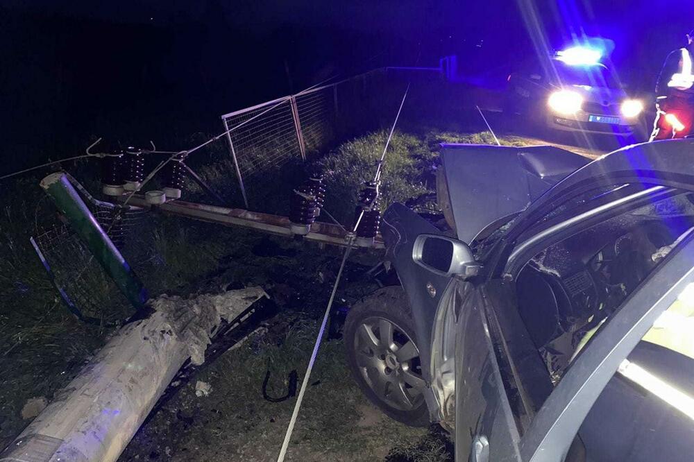 BAHATIO SE MRTAV PIJAN ZA VOLANOM BEZ VOZAČKE PA SE ZAKUCAO U ZID: Divljanje nastavio i na TREŽNJENJU!