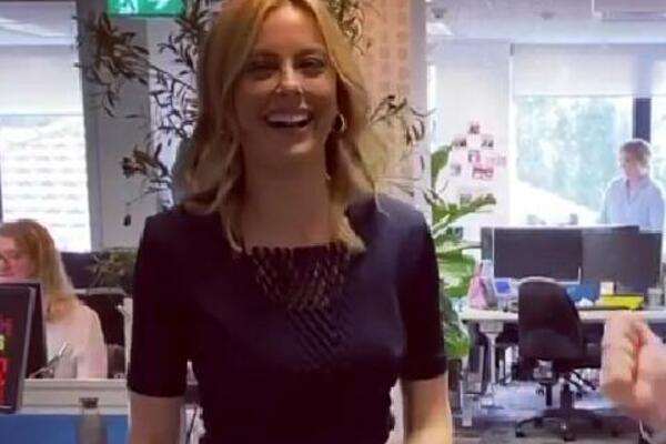 POZNATA VODITELJKA UHVAĆENA KAKO OVO RADI SA KOLEGOM: Ljudi nisu mogli da prestanu da GLEDAJU (FOTO)