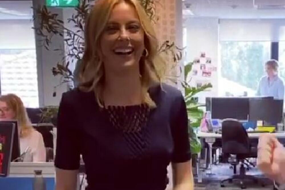 POZNATA VODITELJKA UHVAĆENA KAKO OVO RADI SA KOLEGOM: Ljudi nisu mogli da prestanu da GLEDAJU (FOTO)