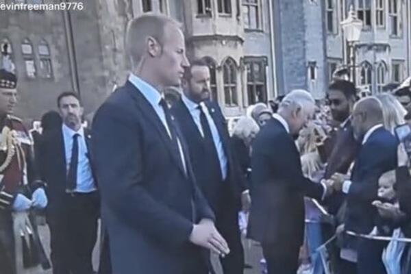 "IZGLEDA KAO STRANO TELO": Zbog snimka obezbeđenja kralja Čarlsa GORE MREŽE, svi gledaju u RUKE - NEVERICA! (VIDEO)