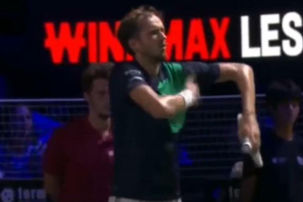 MEDVEDEV POTPUNO IZGUBIO ŽIVCE! Rus se svađao sa publikom pa imitirao majmuna! (VIDEO)