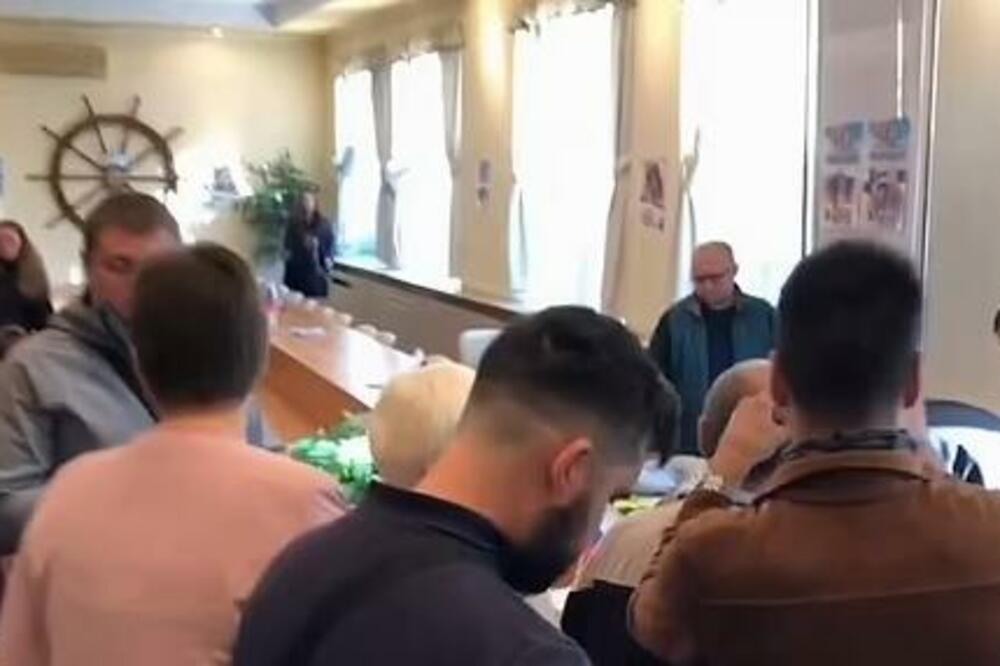 REFERENDUM O UJEDINJENJU DONBASA SA RUSIJOM POČEO: Biračka mesta otvorena, međunarodna zajednica STRAHUJE! (VIDEO)