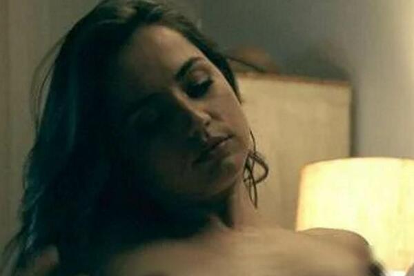 ANA OSVANULA NA SAJTOVIMA ZA ODRASLE POTPUNO GOLA! Svi šokirano komentarišu da NE MOŽE ODVRATNIJE (VIDEO)