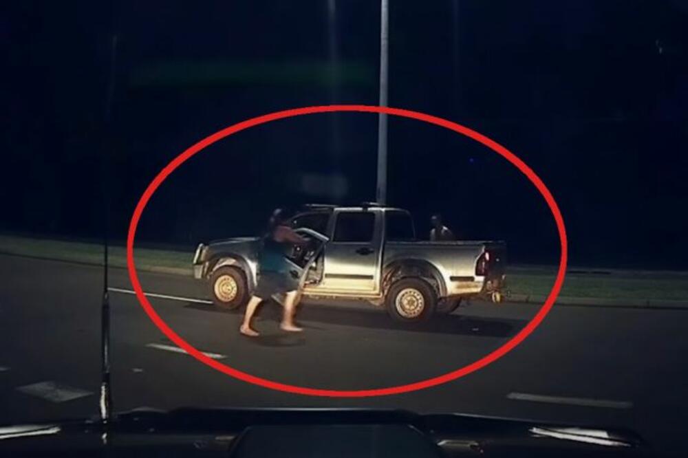 POSLE SAOBRAĆAJKE IZAŠLI SU IZ KOLA A ONDA JE USLEDIO ŠOK ŽIVOTA: Čim su se ugledali, muškarci uradili ovo (VIDEO)