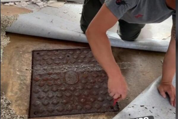 NESNOSAN SMRAD DOLAZIO JE IZ NJIHOVE SPAVAĆE SOBE: Kada su podigli tepih, doživeli su šok života (VIDEO)