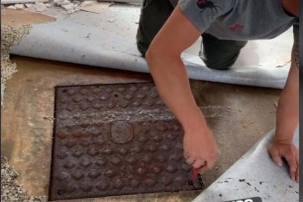 NESNOSAN SMRAD DOLAZIO JE IZ NJIHOVE SPAVAĆE SOBE: Kada su podigli tepih, doživeli su šok života (VIDEO)