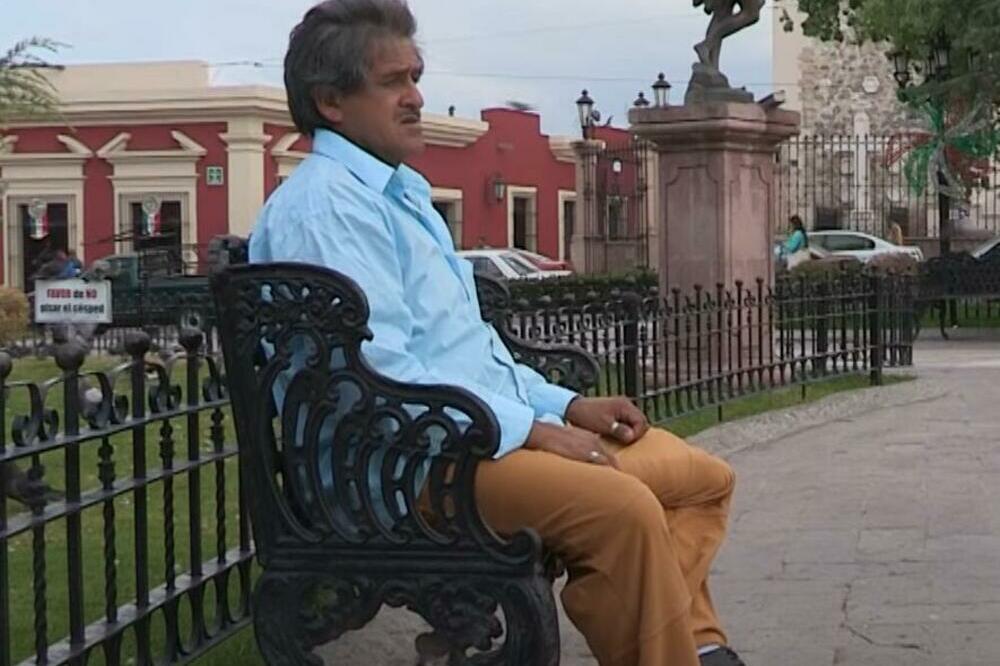 OVAJ MUŠKARAC TVRDI DA IMA NAJVEĆI PE*IS NA SVETU! Zbog OVOLIKO CM mora da ga drži u KRPAMA (FOTO)