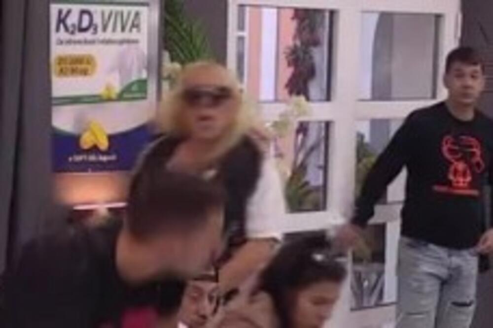 ZORICA MARKOVIĆ SE POBILA U ZADRUZI: Uzela OVO U RUKE pa krenula u NAPAD (VIDEO)