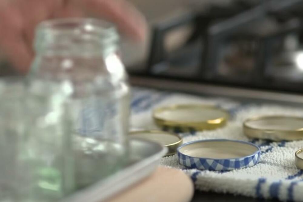 OVO JE NAJBRŽI NAČIN DA SKINETE RĐU SA POKLOPACA OD TEGLI: Sve će POTPUNO NESTATI od samo JEDNOG SASTOJAKA