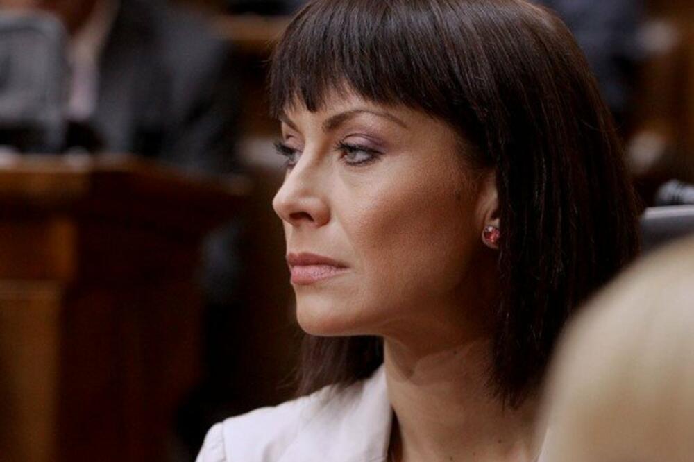 SADA JE GLEDATE U SKUPŠTINI, A 2000. GODINE SU SVI BRUJALI O NJOJ: Nemili događaj se desio na Pinku, OVO SVI PAMTE