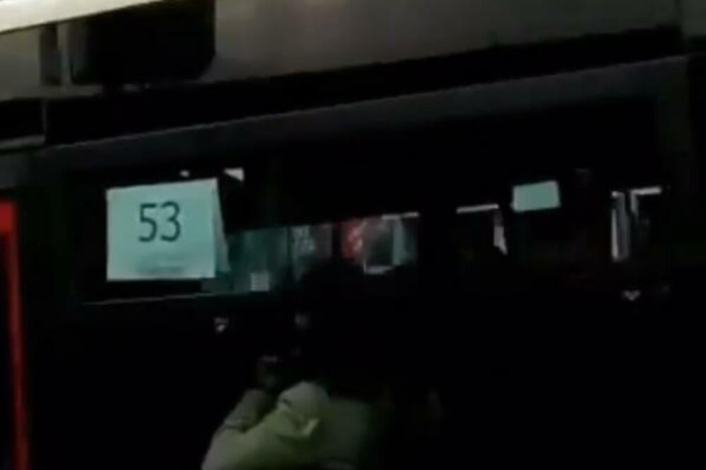 LJUDI U BEOGRADU ZBUNJENI, KUDA VOZI OVAJ AUTOBUS?! Čak tri različite oznake, ŠTA SE DEŠAVA? (VIDEO)