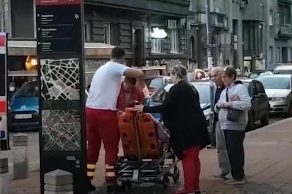 ŽENA SE SRUŠILA I POČELA DA JAUČE OD BOLOVA: Užas na uglu Vlajkovićeve i Kosovske! (VIDEO)