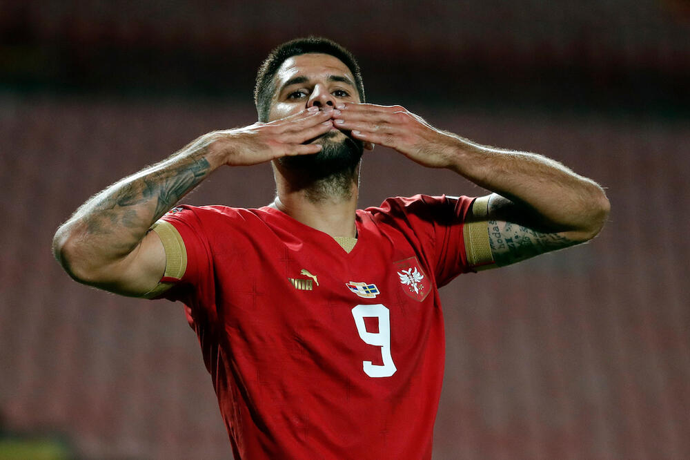 NAJGORE VESTI IZ LONDONA! MITROVIĆ NI NA KLUPI PROTIV JUNAJTEDA - Srbin definitivno PROPUŠTA Brazil?